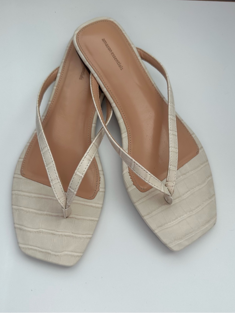 Amazon Essentials Cream Croc-Embossed Square Toe Flip Sandals Size 9